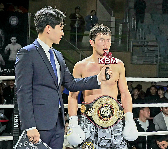 세계복싱협회 라이트급 아시아 챔피언 최시로가 2026년 4월 경기도 남양주체육문화센터 특설 링에서 타이틀 2차 방어 성공 소감을 말하고 있다. 사진=한국복싱커미션 KBM