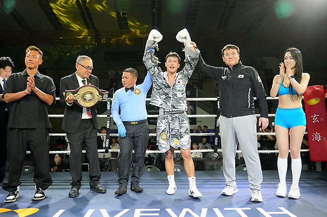 세계복싱협회 라이트급 아시아 챔피언 최시로가 2026년 4월 경기도 남양주체육문화센터 특설 링에서 타이틀 2차 방어 성공 선언을 받고 있다. 오른쪽은 FW1 최완일 대표. 사진=한국복싱커미션 KBM