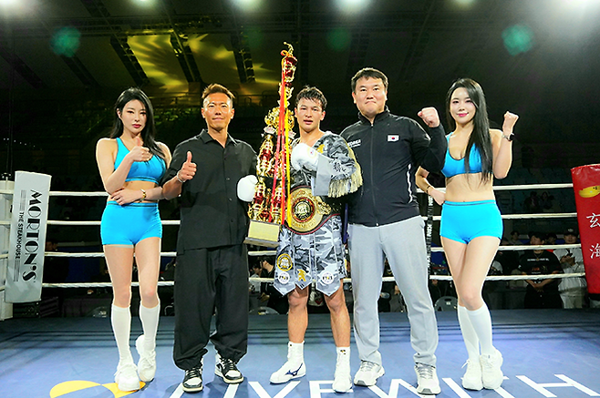 세계복싱협회 라이트급 아시아 챔피언 최시로가 2026년 4월 경기도 남양주체육문화센터 특설 링에서 타이틀 2차 방어 성공 기념 촬영을 하고 있다. 오른쪽은 FW1 최완일 대표. 사진=한국복싱커미션 KBM