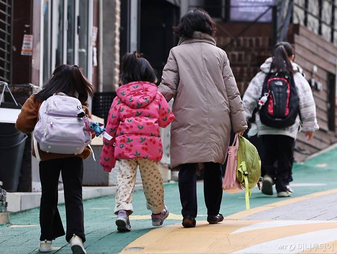 (서울=뉴스1) 구윤성 기자 = 20일 오전 서울의 한 초등학교에서 학생들이 등교하고 있다. 사진은 기사와 관련이 없음. 2025.11.20/뉴스1 Copyright (C) 뉴스1. All rights reserved. 무단 전재 및 재배포, AI학습 이용 금지. /사진=(서울=뉴스1) 구윤성 기자