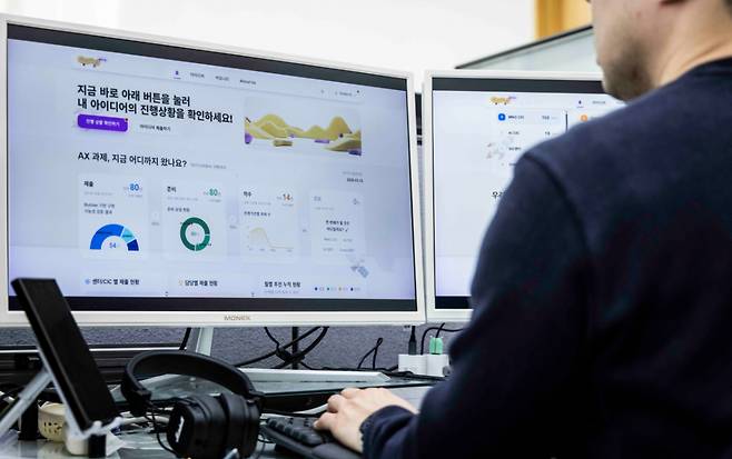 SK텔레콤 구성원이 전용 플랫폼 ‘AXMS’를 활용해 업무 현장에 적용할 AI 과제를 구체화하고 있다./사진제공=SK텔레콤