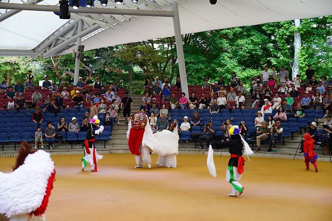 서울 송파구가 주최하는 서울 놀이마당에서 사자춤 공연이 진행 중인 모습. /사진제공=서울 송파구