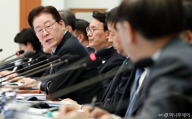 [서울=뉴시스] 고범준 기자 = 이재명 대통령이 6일 청와대에서 열린 국무회의 겸 비상경제점검회의에서 김윤덕 국토교통부 장관에게 질문하고 있다. 2026.04.06. bjko@newsis.com /사진=고범준