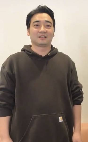성폭행 혐의로 재판을 받고 있는 일본의 유명 개그맨 사이토 신지(43)가 연예계에서 퇴출된 후 자숙 없이 길거리 영업에 나선 근황이 알려져 화제다. /사진=인스타그램