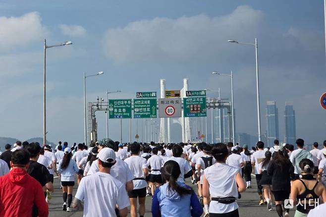 지난 5일 부산광역시 광안대교 위로 메르세데스-벤츠 '기브앤 레이스'에 참가한 러너들이 달리고 있다. /사진=최유빈 기자
