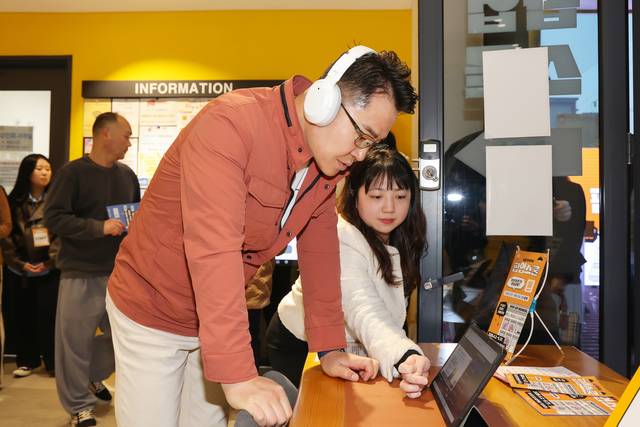 오언석 도봉구청장(가운데)이 ‘평생학습 팝업스쿨’ 오픈행사에서 평생학습 체험활동을 하고 있다. 도봉구청 제공