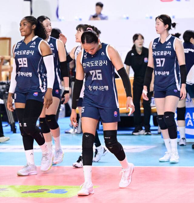 한국도로공사 선수들이 아쉬워하고 있다 / 한국배구연맹(KOVO)