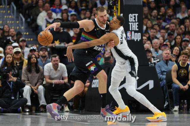 요키치(왼쪽)가 5일 샌안토니오와 경기에서 웸반야마를 앞에 두고 드리블하고 있다. /게티이미지코리아