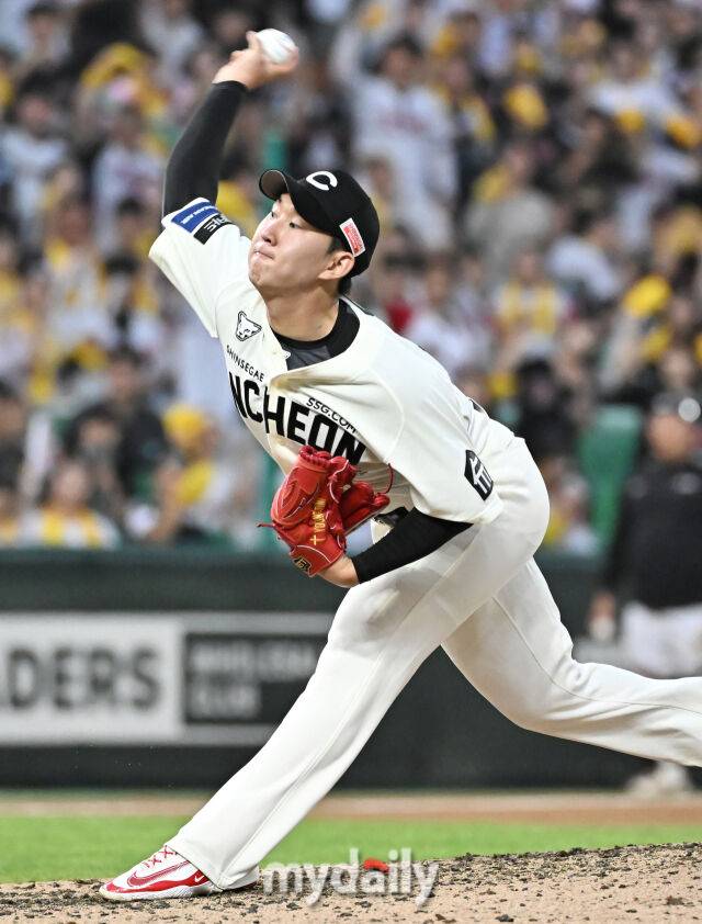 17일 오후 인천광역시 문학동 인천SSG랜더스필드에서 진행된 '2025 프로야구 KBO리그' SSG랜더스와 LG트윈스의 경기. SSG 송영진이 역투하고 있다./마이데일리