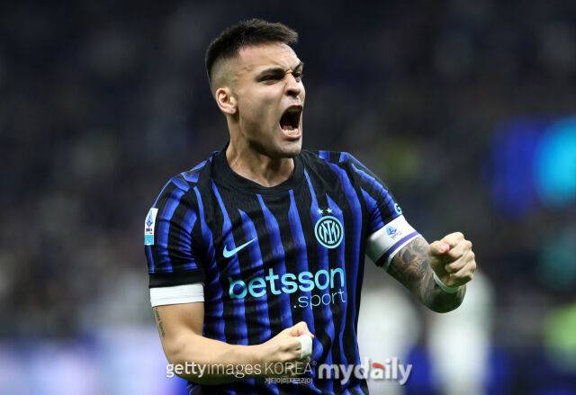 라우타로가 6일 AS 로마와 경기에서 전반 1분 선제골을 터뜨리고 기뻐하고 있다. /게티이미지코리아