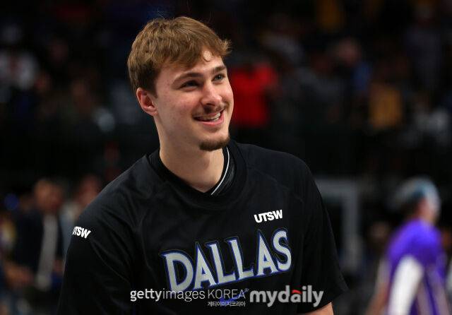 플래그가 6일 레이커스와 경기 전 웃으며 몸을 풀고 있다. /게티이미지코리아