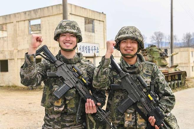 KMEP 훈련에 참가하기 위해 전역을 연기한 김민혁·이상준 병장 [국방부 제공]