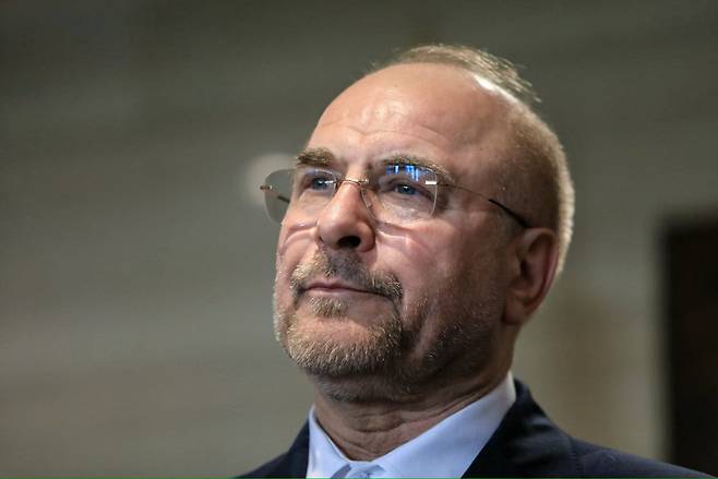 모하마드 바게르 갈리바프 이란 의회 의장이 지난해 10월 레바논 수도 베이루트에서 레바논 국회의장과 회담하는 모습. [AFP]