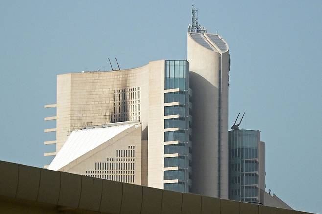 5일(현지시간) 쿠웨이트석유공사(KPC) 건물이 이란의 드론 공격을 받고 외벽이 그을려 있다. [AFP]