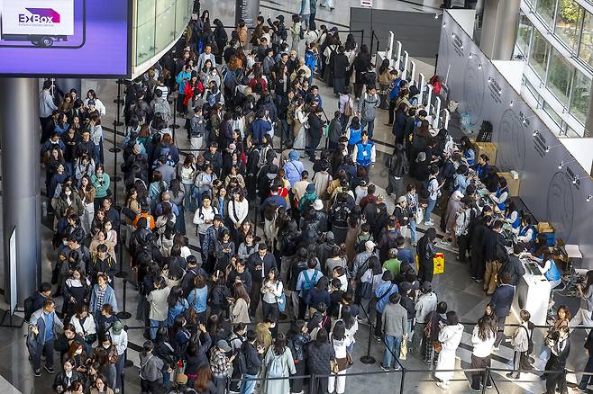 서울 강남구 코엑스에서 2일 열린 ‘2026 서울국제불교박람회’ 입구가 참관객들로 붐비고 있다.  [뉴시스]