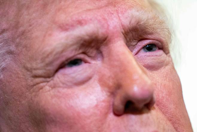 도널드 트럼프 미국 대통령이 지난달 29일(현지시간) 자택이 있는 플로리다주 웨스트팜비치에서 메릴랜드주 앤드류스 합동기지로 향하는 에어포스원 기내에서 취재진 질문에 답하고 있다. [AFP]