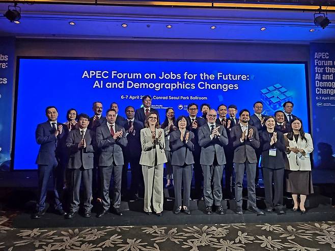 고용노동부가 6일 서울 콘래드 호텔에서 ‘APEC 미래 일자리 포럼’을 개최했다. 안젤리카 살비 델 페로(왼쪽 네 번째) 경제협력개발기구(OECD) 선임 자문관과 임영미(왼쪽 다섯 번째) 고용노동부 고용정책실장 등 참석자들이 기념사진을 촬영하고 있다.  [고용노동부 제공]