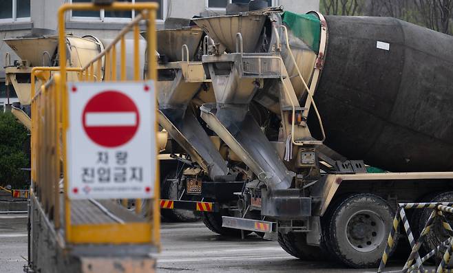 중동 전쟁 여파로 나프타 수급에 차질이 생기면서 건설 현장에 비상이 걸린 가운데 6일 오전 서울의 한 레미콘 공장에서 믹서트럭이 정차하고 있다. 레미콘 생산에 핵심 원료인 나프타의 수급 불안해 지면 콘크리트 생산 자체가 어려워져 건설 현장 전반에 영향을 미칠 수 있다. 윤창빈 기자