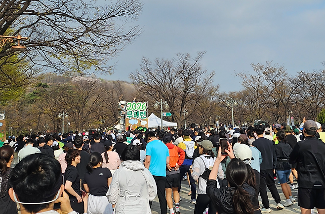 5일 오전 서울 마포 월드컵공원 평화광장에서 열린 ‘2026 무해런’에서 참가자들이 출발점을 지나고 있다. 김광우 기자.