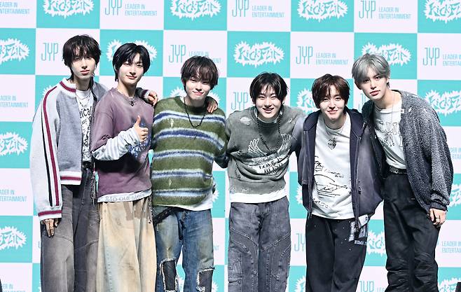 [헤럴드뮤즈=윤병찬 기자] 6일 오후 광진구 예스24라이브홀에서 JYP엔터테인먼트 막내 그룹 킥플립(KickFlip/계훈, 아마루, 동화, 주왕, 민제, 케이주, 동현 )의 네번째 미니앨범 발매 기념 프레스 쇼케이스를 열렸다.