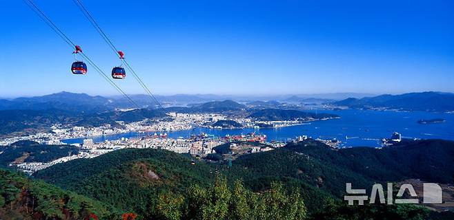 [통영=뉴시스] 신정철 기자= 통영관광개발공사는 통영의 아름다운 관광자원을 널리 알리고, 시민과 관광객의 시선으로 담은 생생한 콘텐츠를 발굴하기 위해 ‘2026 전국사진공모전’을 개최한다고 6일 밝혔다.사진은 통영케이블카와 통영항 전경 모습.(사진=뉴사스DB).2026.04.06. sin@newsis.com