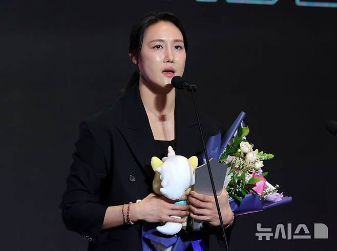 [서울=뉴시스] 홍효식 기자 = 6일 서울 용산구 서울드래곤시티에서 열린 2025-2026 여자프로농구 정규리그 시상식에서 특별상을 수상한 우리은행 김정은이 소감을 밝히고 있다. 2026.04.06. yesphoto@newsis.com