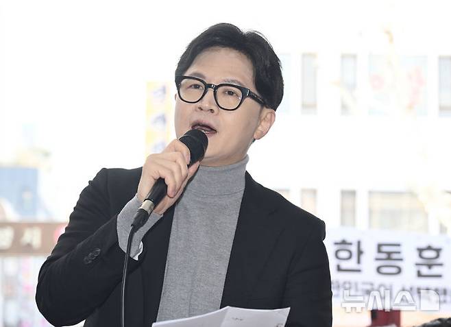[서울=뉴시스] 정병혁 기자 = 한동훈 전 국민의힘 대표가 22일 서울 동대문구 경동시장을 찾아 연설하고 있다. (공동취재) 2026.03.22. photo@newsis.com