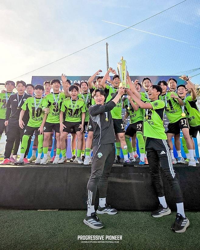 [서울=뉴시스] 프로축구 K리그1 전북 현대 16세 이하(U-16) 연합팀, '이베르컵 카스카이스 2026' 엘리트 부문 우승. (사진=전북 현대 제공) *재판매 및 DB 금지
