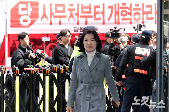 국민의힘 대구시장 후보 경선에서 컷오프된 이진숙 전 방송통신위원장이 지난달 24일 서울 여의도 국민의힘 중앙당사에서 경선 결과에 대한 입장을 밝히기 위해 들어서고 있다. 윤창원 기자