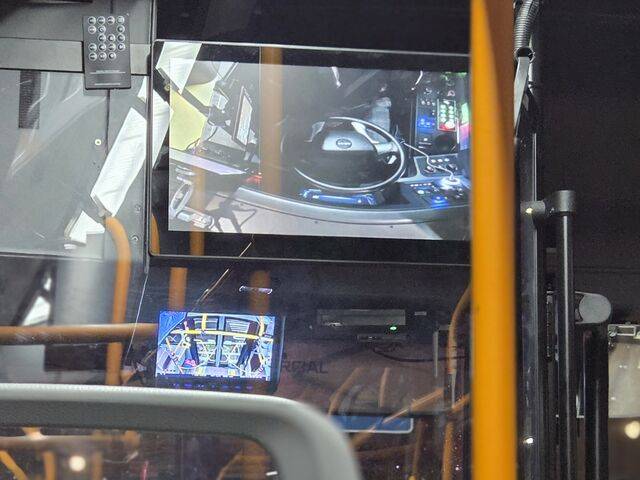 운전석 뒤에 핸들 움직임을 비추는 모니터 모습.