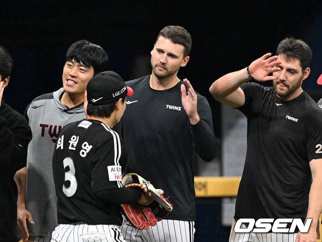 [OSEN=고척, 이대선 기자] 5일 서울 고척스카이돔에서 2026 신한 SOL KBO리그 키움 히어로즈와 LG 트윈스의 경기가 열렸다.이날 키움은 와일스, LG는 톨허스트를 선발로 내세웠다.경기 종료 후 LG 톨허스트가 동료들과 환호하고 있다. 2026.04.05 /sunday@osen.co.kr