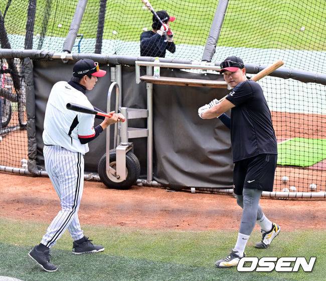 [OSEN=잠실, 지형준 기자] 31일 서울 잠실야구장에서 2026 신한 SOL KBO리그 LG 트윈스와 KIA 타이거즈즈의 경기가 열렸다. 이날 LG는 톨허스트, KIA는 아담 올러를 선발로 내세웠다.경기에 앞서 LG 이재원이 모창민 코치의 지도 아래 훈련을 하고 있다. 2026.03.31&nbsp;/ jpnews@osen.co.kr