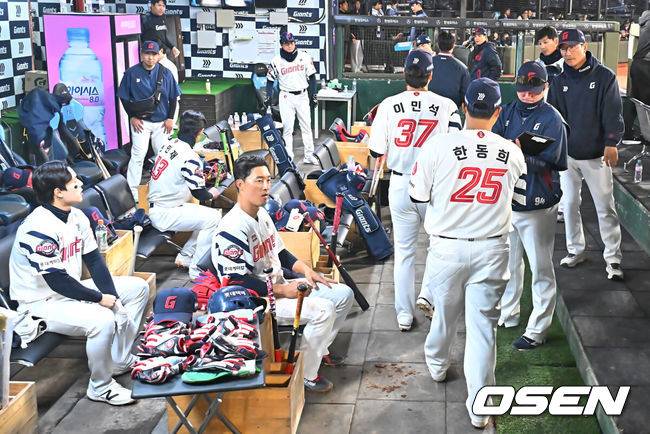 [OSEN=부산, 이석우 기자] 3일 부산 사직야구장에서 2026 신한 SOL KBO 리그 롯데 자이언츠와 SSG 랜더스의 경기가 열렸다. 홈팀 롯데는 로드리게스가, 방문팀 SSG는 화이트가 선발 출전했다.롯데 자이언츠 선수들이 큰 점수로 뒤지자 더그아웃 분위기가 가라 앉아 있다. 2026.04.03 / foto0307@osen.co.kr