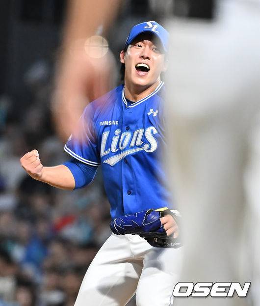 [OSEN=창원, 이석우 기자] 20일 창원NC파크에서 2025 신한 SOL 뱅크 KBO 리그 NC 다이노스와 삼성 라이온즈의 경기가 열렸다. 홈팀 NC는 목지훈이, 방문팀 삼성은 원태인이 선발 출전했다. 삼성 라이온즈 원태인이 6회말 2사 2,3루 NC 다이노스 박건우를 잡고 환호하고 있다. 2025.08.20 / foto0307@osen.co.kr