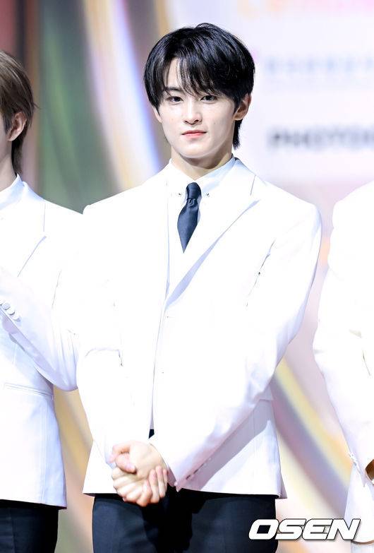 [OSEN=인천, 조은정 기자] SBS 가요대전 레드카펫 행사가 25일 오후 인천광역시 중구 운서동 인스파이어 아레나에서 열렸다.이날 SBS를 통해 생방송되는 '가요대전'에서는&nbsp;엔하이픈,&nbsp;에이티즈, 투어스,&nbsp;투모로우바이투게더, 앤팀, 보이넥스트도어, 코르티스, 넥스지, 킥플립, 동방신기 유노윤호, 스트레이 키즈, 제로베이스원, 라이즈, 엔시티 태용, 엔시티 드림, 엔시티 위시, 에스파, 아이브, 르세라핌, 있지, 엔믹스, 아일릿, 하츠투하츠, 키키, 미야오, 이즈나, 베이비몬스터, 베이비돈크라이, 올데이 프로젝트, 트레저, 더보이즈, 아이딧, 에이엠피, 아홉 등이 무대를 꾸민다.NCT 드림 마크가 포즈를 취하고 있다. 2025.12.25 /cej@osen.co.kr