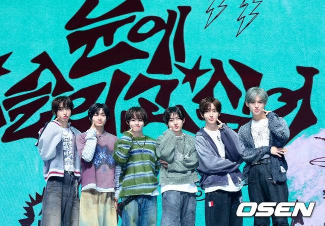 [OSEN=지형준 기자] 6일 서울 광진구 광장동 예스24 라이브홀에서 JYP 그룹 킥플립 미니 4집 발매 기념 프레스 쇼케이스가 열렸다.  킥플립은 네 번째 미니 앨범 'My First Kick'(마이 퍼스트 킥)을 통해 20대의 프롤로그이자 눈부신 청춘의 첫 도전을 담아냈다. 신작에는 타이틀곡 '눈에 거슬리고 싶어'와 선공개곡 'Twenty'(트웬티)를 포함해 'Stup!d'(스튜피드), '거꾸로', 'Scroll'(스크롤), 'Roar'(로어), 'My Direction'(마이 디렉션)까지 총 7곡이 수록되며 전곡 크레디트에 멤버들이 이름을 올려 한층 성장한 음악 잠재력을 확인할 수 있다.  킥플립이 포토타임을 하고 있다. 2026.04.06 / jpnews@osen.co.kr