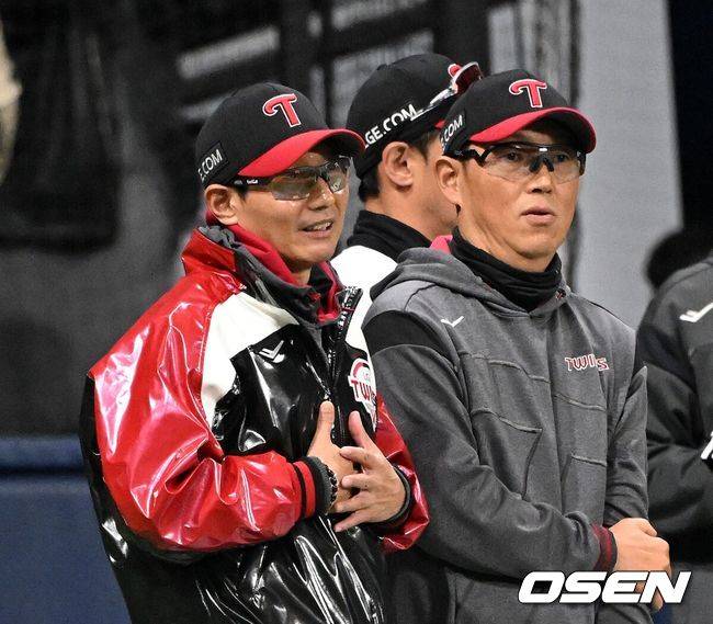 [OSEN=고척, 이대선 기자]LG는 5일 서울 고척 스카이돔에서 열린 2026 KBO리그 키움과 경기에서 6-5로 승리했다. LG는 선발 전원 안타 기록을 세우며 승리, 4승4패 승률 5할을 맞췄다. 키움은 2승 6패가 됐다. 2026.04.05 /sunday@osen.co.kr