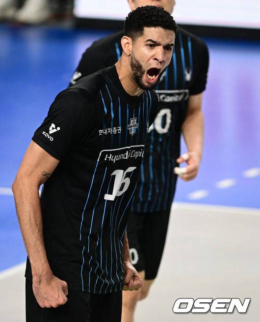 [OSEN=천안, 조은정 기자]6일 천안 유관순체육관에서 진에어 2025-26 V-리그 남자부 챔피언결정 3차전 현대캐피탈과 대한항공의 경기가 열렸다.대한항공은 챔피언결정전에서 먼저 2승을 거두며 통합 우승까지 1승만을 남겨두고 있다.2세트 현대캐피탈 레오가 득점에 포효하고 있다. 2026.04.06 /cej@osen.co.kr