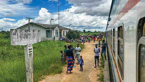 타자라 열차가 역에 서면 마을 사람들이 열차 곁으로 몰려든다. 오지 마을 사람들에게 열차는 바깥세상과 이어지는 유일한 출구다.