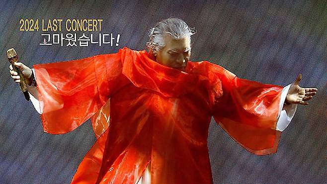 ‘2024 라스트 콘서트’ 무대 위의 나훈아. 58년의 무거운 왕관을 내려놓는 순간 마주한 환희는 승부사 최홍기가 일군 가장 아름다운 판의 완성이다. 세계일보 자료사진