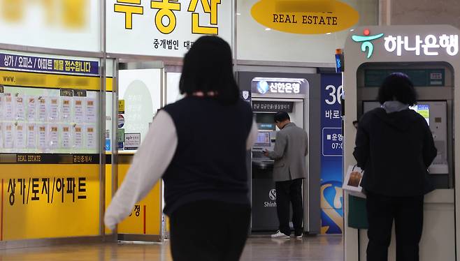 1일 서울 강남구 한 부동산 중개업소와 은행 현금자동지급기 모습. 연합뉴스