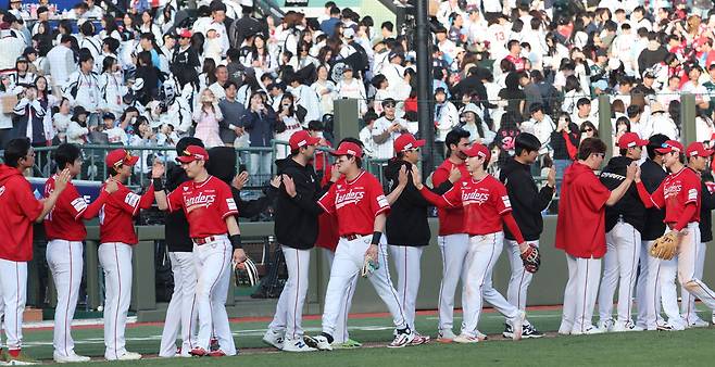 SSG 선수들이 지난 5일 부산 사직구장에서 롯데를 꺾고 4연승을 내달린 뒤 승리를 자축하고 있다. 연합뉴스