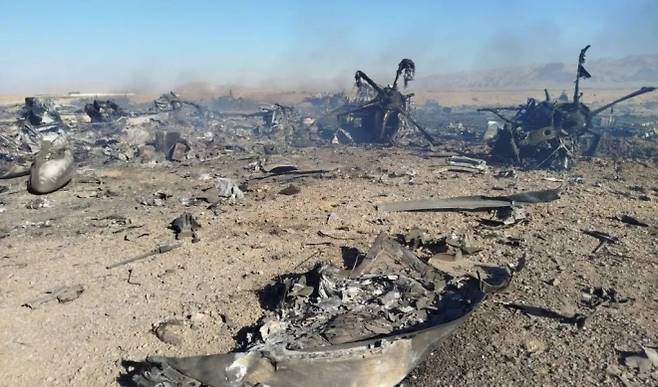 이란군이 공개한 MC-130J 수송기(왼쪽)와 MH-6 헬리콥터(오른쪽) 잔해 모습