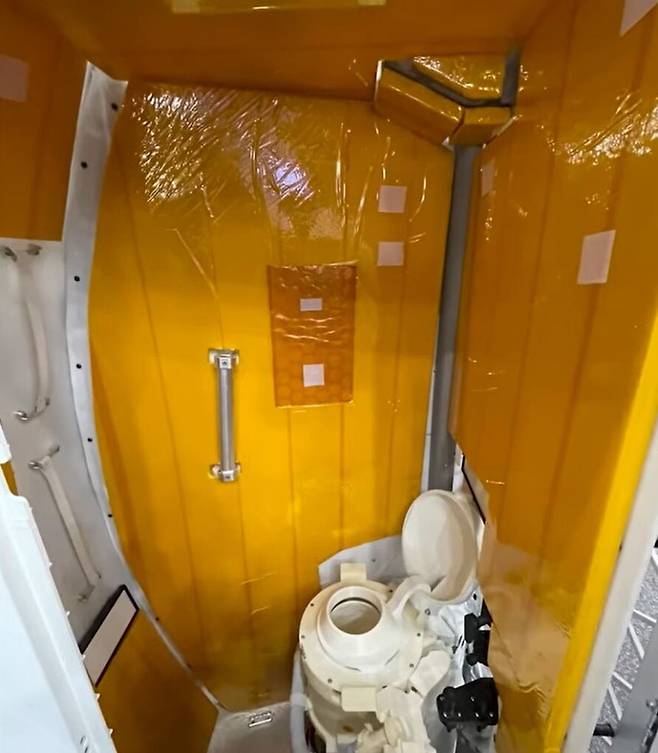 아르테미스 2호에 설치된 우주 화장실. 유튜브 캡쳐