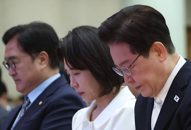 이재명 대통령과 김혜경 여사가 5일 서울 여의도순복음교회에서 열린 부활절 연합예배에서 기도하고 있다. 왼쪽은 우원식 국회의장. 연합뉴스