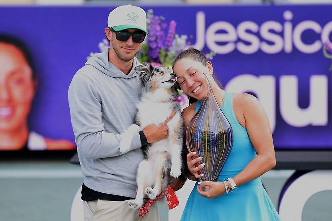 페굴라(오른쪽)가 5일(현지시간) 미국 사우스캐롤라이나주 찰스턴에서 열린 WTA 크레디트원 찰스턴 오픈에서 우승한 뒤 남편, 반려견과 함께 기념 촬영을 하고 있다. AFP연합뉴스