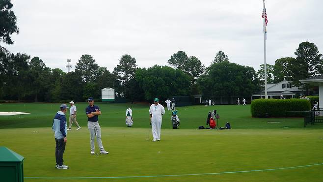 저스틴 로즈(왼쪽 세 번째)가 5일(현지 시간) 미국 조지아주 오거스타 내셔널GC 연습 그린에서 퍼트 코치와 의견을 교환하고 있다. 오거스타=양준호 기자