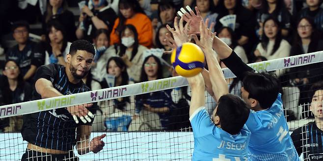 현대캐피탈 레오가 6일 천안 유관순체육관에서 열린 프로배구 챔피언결정전 3차전 대한항공전에서 브로킹을 피해 스파이크 공격하고 있다. 연합뉴스