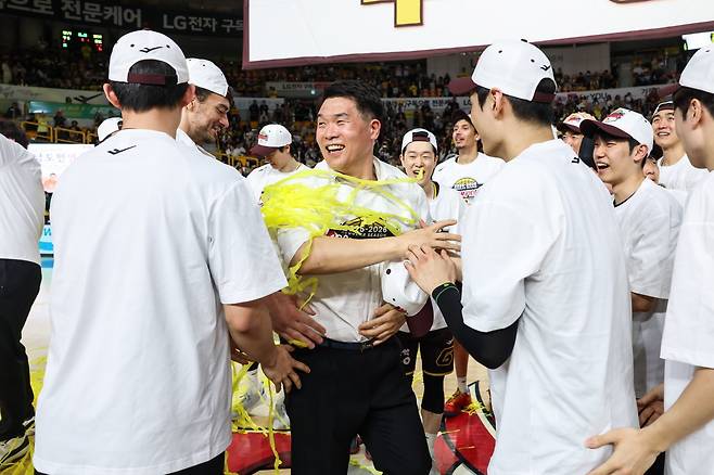 조상현 LG 감독(가운데)이 5일 창원체육관서 열린 KCC전 이후 진행된 우승 세리머니에서 선수들의 축하를 받고 있다. 사진제공ㅣKBL