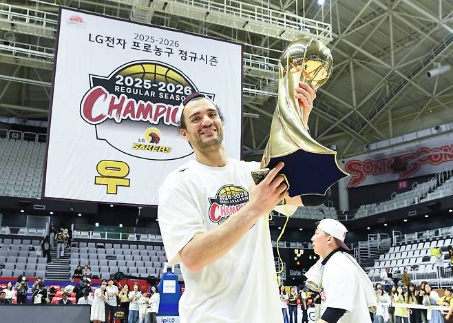 LG 아셈 마레이가 3일 수원KT소닉붐아레나서 열린 KT전 승리로 우승을 확정한 뒤 세리머니를 하고 있다. 사진제공ㅣKBL